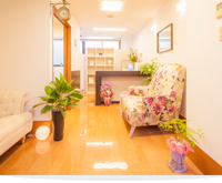 花柄椅子の待合室