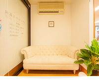 白い椅子の待合室